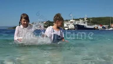 克罗地亚的假日。 孩子们在一个小镇和一个码头的背景下，在清澈的海水中飞溅。 美丽美丽